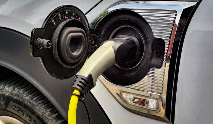 Hoe Qwello en Núna Energy samen meer laadpunten mogelijk maken binnen bestaande stroomaansluitingen